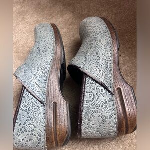 dansko XP clog blue lace chambray pattern size 41